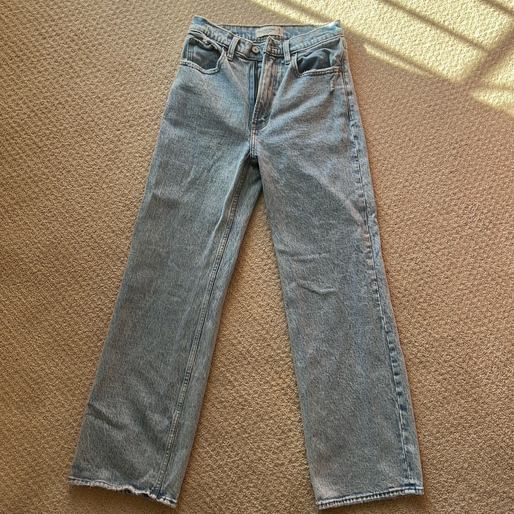 Abercrombie High Rise 90s Relaxed Jean. Medium marble. Size 25.